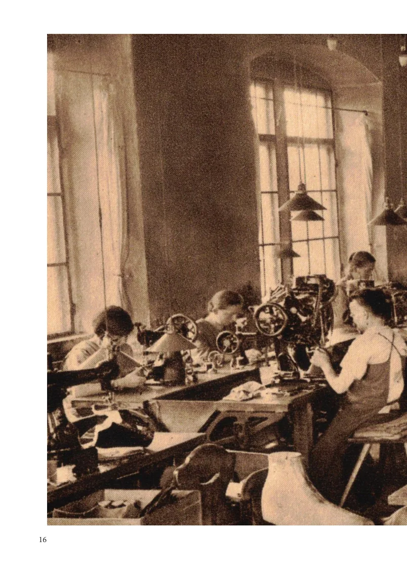 Historische Aufnahme von Beschäftigten an Arbeitsplätzen in der Schuhfabrik